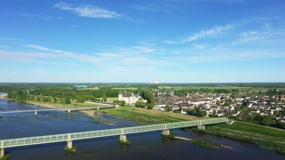 苏利卢瓦尔镇位于欧洲卢瓦尔河畔法国中部地区卢瓦尔河畔夏日阳光明媚