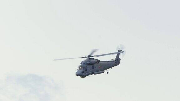 MI-14PŁ直升机在航展上展示救援行动