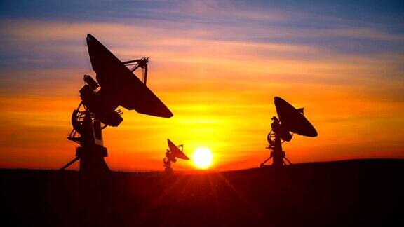 三架射电望远镜对着美丽的日落探索夜晚的天空