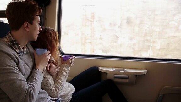 一对年轻夫妇坐在火车上