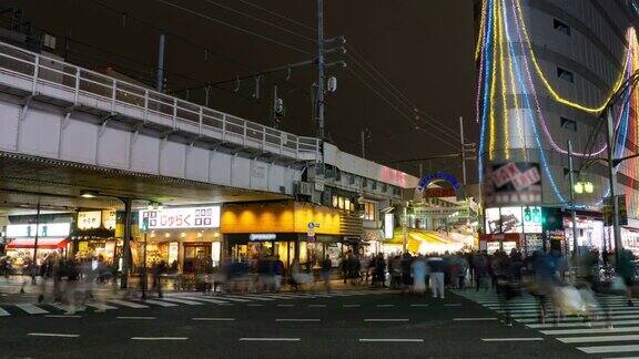 :行人在日本东京美代子购物街拥挤过马路