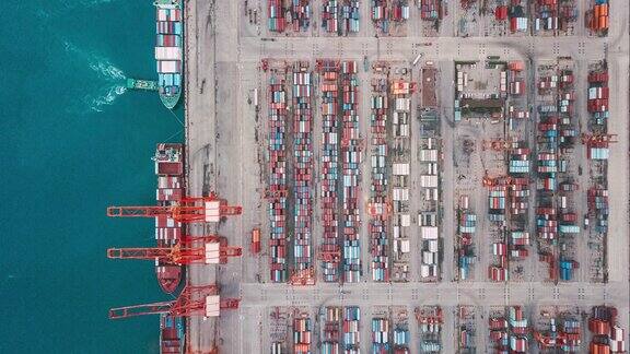 无人机视角与集装箱船繁忙的工业港口