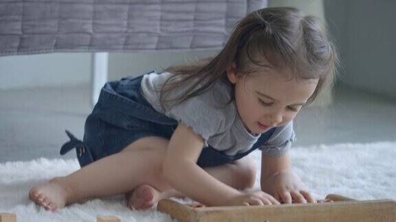 小女孩在地板上玩算盘慢动作