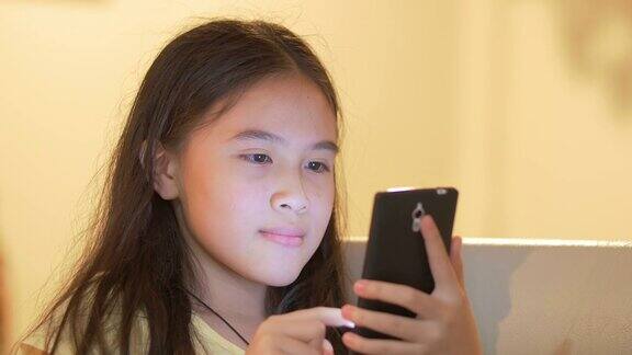 近距离快乐可爱的女孩使用智能手机
