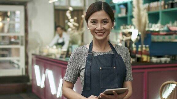 骄傲的马来华裔女商人在她的咖啡店