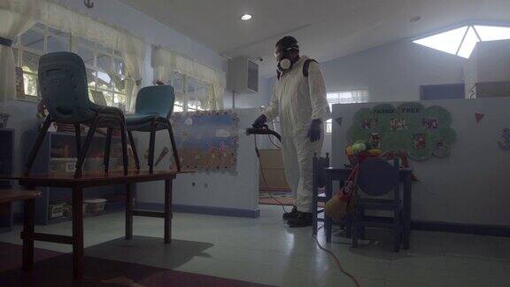 迈阿密幼儿园的卫生程序喷洒溶液