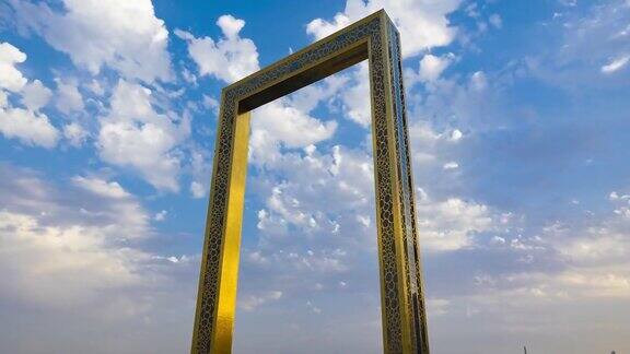 美丽的迪拜框架金塔或建筑时间流逝与移动的云