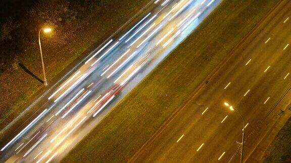 道路上通行的汽车在灯火通明的夜晚城市街道上模糊的汽车在交通堵塞