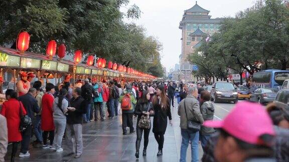 中国北京人潮涌动的王府井大街上