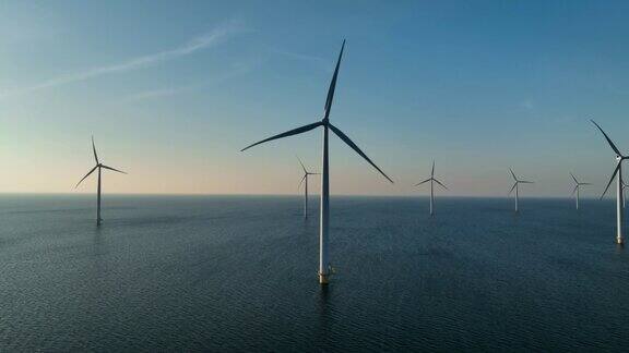 海上风力涡轮机在日落时发电