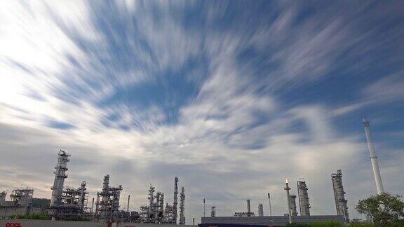 4K时间流逝天空和炼油厂上空的云