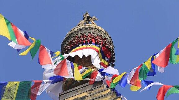 尼泊尔加德满都谷地的佛塔上飘扬的彩旗