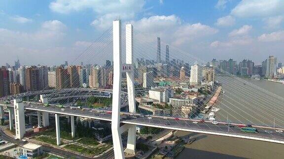 现代城市中城区现代桥的鸟瞰图