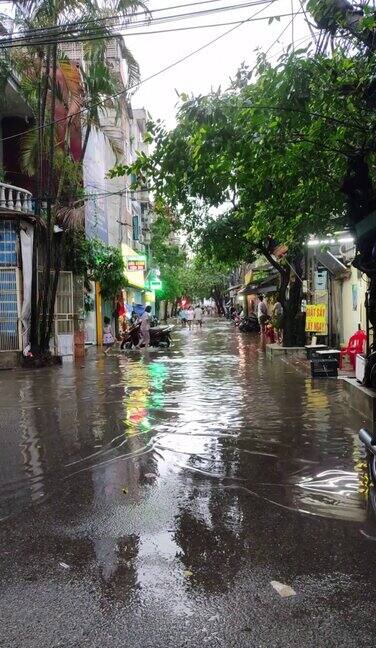 大雨后涉水