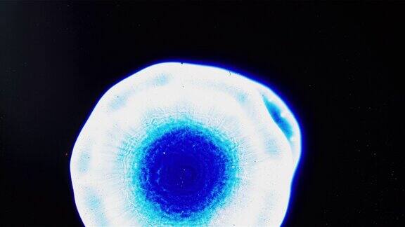 通过显微镜背景看到的变异的蓝色人类细胞