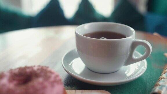 美味的早餐:一杯茶和甜甜圈