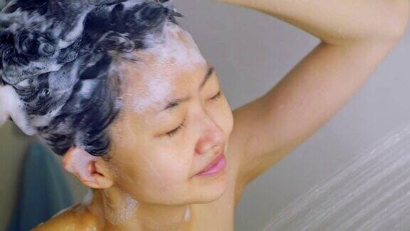 一名日本妇女在洗澡