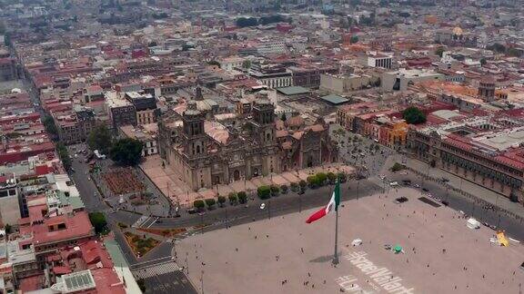 前方在孔斯迪西翁广场上空飘扬着一面巨大的国旗墨西哥城市大教堂鸟瞰图墨西哥城墨西哥