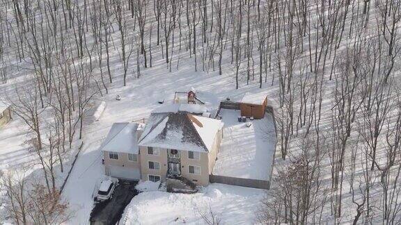 航拍被雪覆盖的住宅