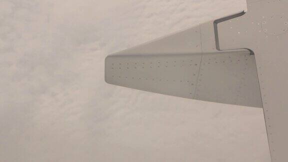 飞机机翼引擎在云层之上