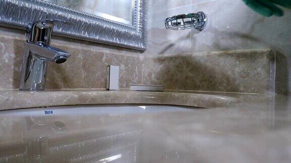 酒店浴室这是现代酒店梳妆台上放着白色蝴蝶结、沐浴露、洗发水、牙膏和刷子的特写客房服务清洁概念4k视频
