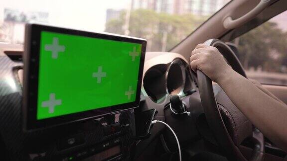 女人驾驶着绿色屏幕的仪表盘收音机触摸屏娱乐单元的现代汽车