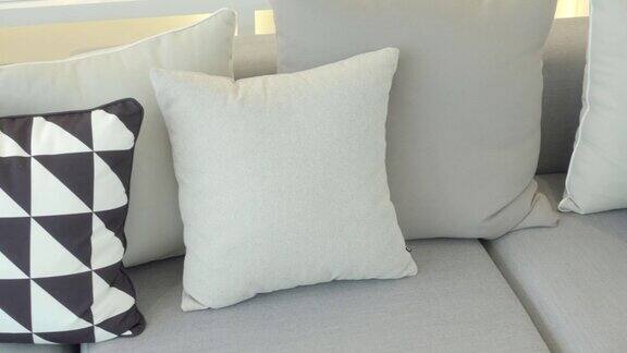 白色沙发和灰色枕头装饰的现代客厅