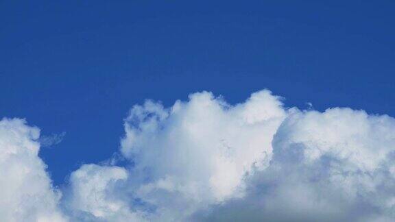 美丽清澈的蓝天巨堆白云翻滚时光流逝