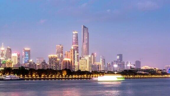 广州河边的现代化办公大楼在蓝天里