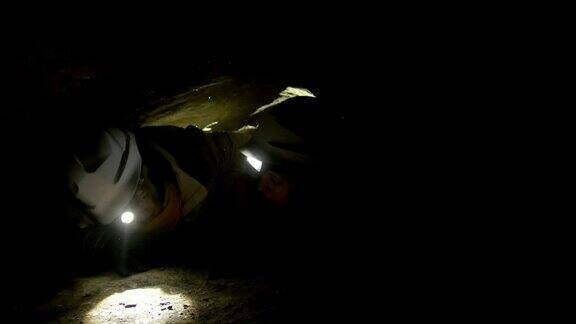 两个探险家被困在漆黑的山洞里