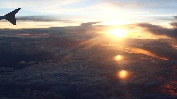 从飞机上鸟瞰日落和云彩