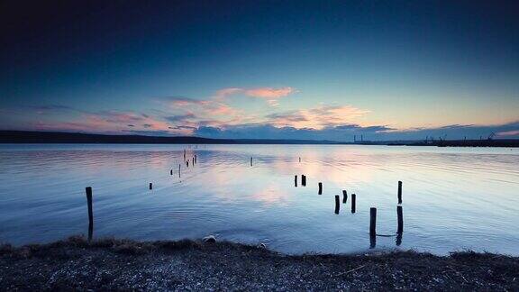 夕阳时分保加利亚湖边码头的景观
