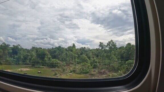 从行驶的火车上看窗外的景色