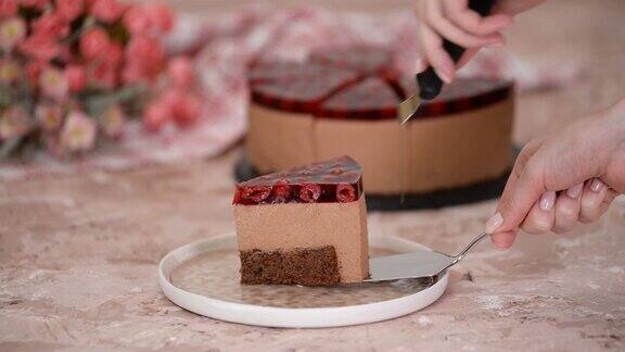一块美味的巧克力慕斯蛋糕上面有樱桃果冻