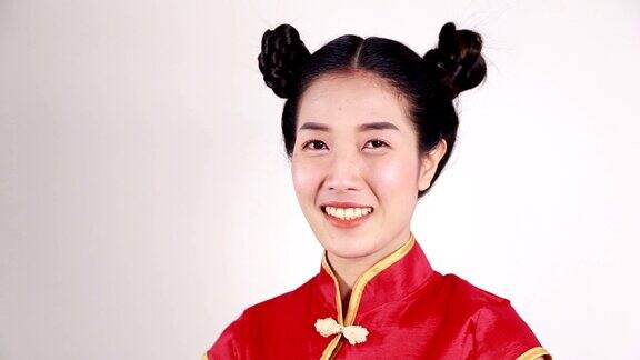 微笑的女人穿着红色旗袍寓意春节快乐