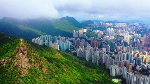 以香港狮子山为背景的城市