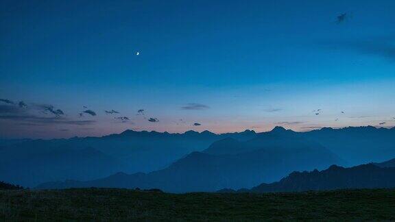 从阿尔卑斯山的高处时间从早到晚流逝