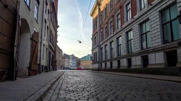 拂晓时分走在拉脱维亚老里加的鹅卵石街道上替身拍摄