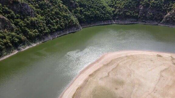 鸟瞰山间的河流