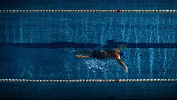 游泳运动员跳入水池蝶泳