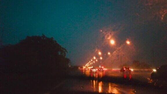 在雨和闪电中开车