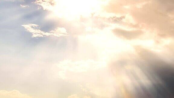 阳光穿过松软的云层信任和希望天堂