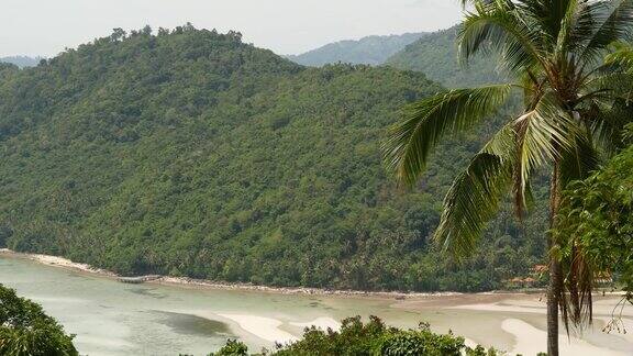 苏梅岛树木和植被密布令人惊叹的天堂般的热带外来山风景放松、旅游、度假、环保的理念背景