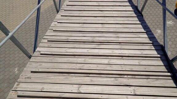爱沙尼亚塔林港口的木制台阶或坡道