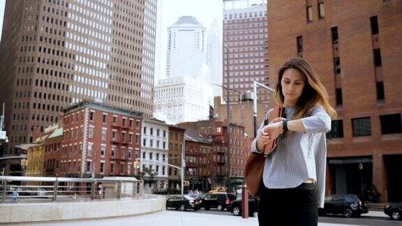 年轻美丽的女商人走在美国纽约的金融区看着慢动作