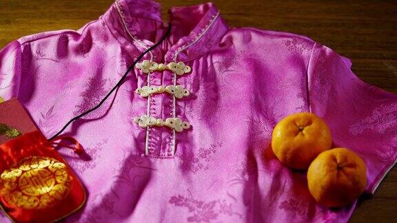 木背景上的橘子旗袍和中国红包