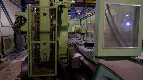 一台大机器在工厂里工作