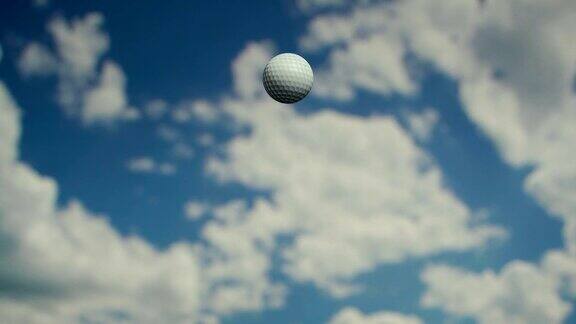 高尔夫球在空中落下
