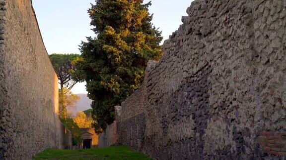 意大利庞贝古城的砖墙和草坪