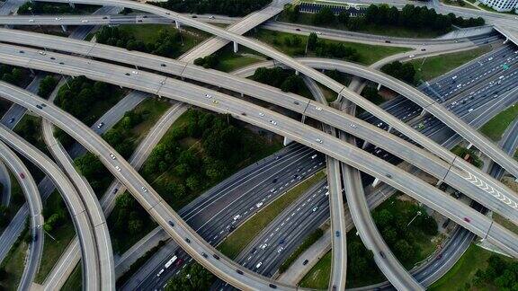 高速公路路口上方的航拍视频